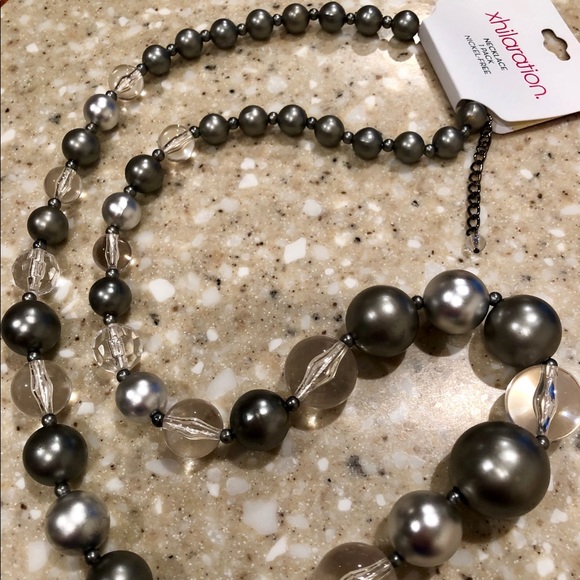 🌈 New Shades of Grey Pearl Necklace - Picture 4 of 4